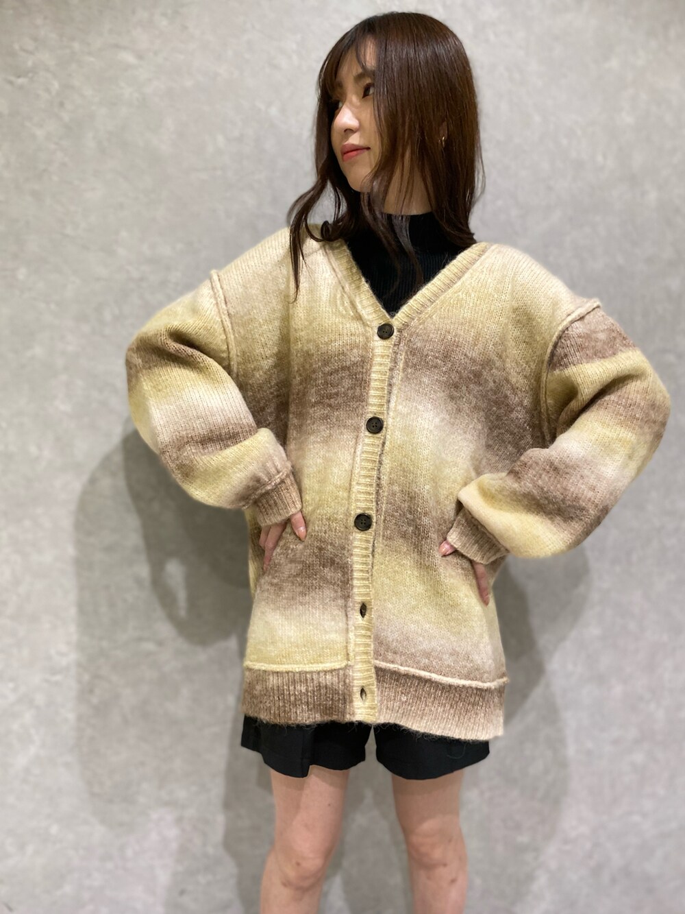 ブラウン系のカーディガン/ボレロ、ブラック系のその他パンツを着用したレディースの秋コーディネートの2枚目の写真