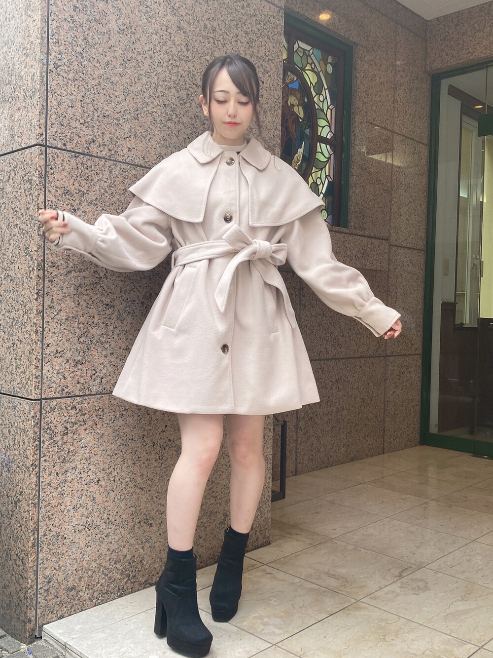 「あったかコーデ、シンプルスタイル、低身長コーデ、大人ガーリー、オトナカワイイ、アウターコーデ、ハーフコート、ケープ、クリスマス、デート、one way、ワンウェイ、PARKeast、abc une face」｜「abc une faceのケープ付きハーフコート（その他アウター、ベージュ系）」を使った、onewayさん（レディース・153cm）の冬コーディネートの3枚目の写真