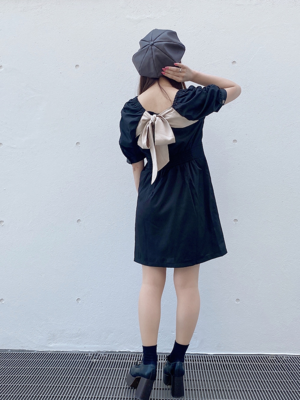 ブラック系のワンピースを着用したレディースの夏コーディネートの2枚目の写真