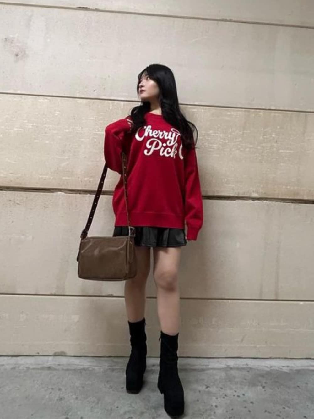 レッド系のニット/セーターを着用したレディースの秋コーディネートの4枚目の写真