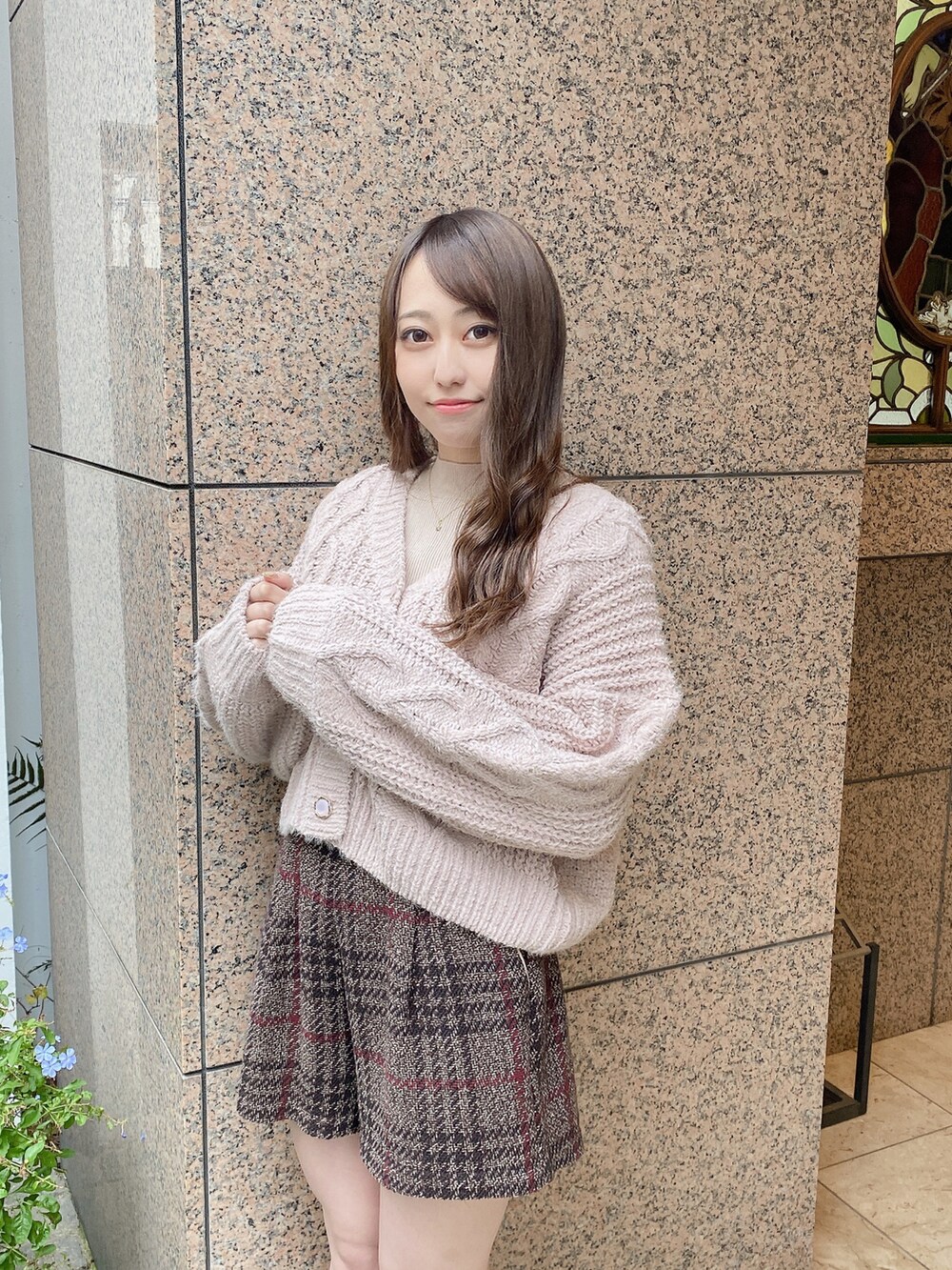 ピンク系のカーディガン/ボレロを着用したレディースの冬コーディネートの2枚目の写真