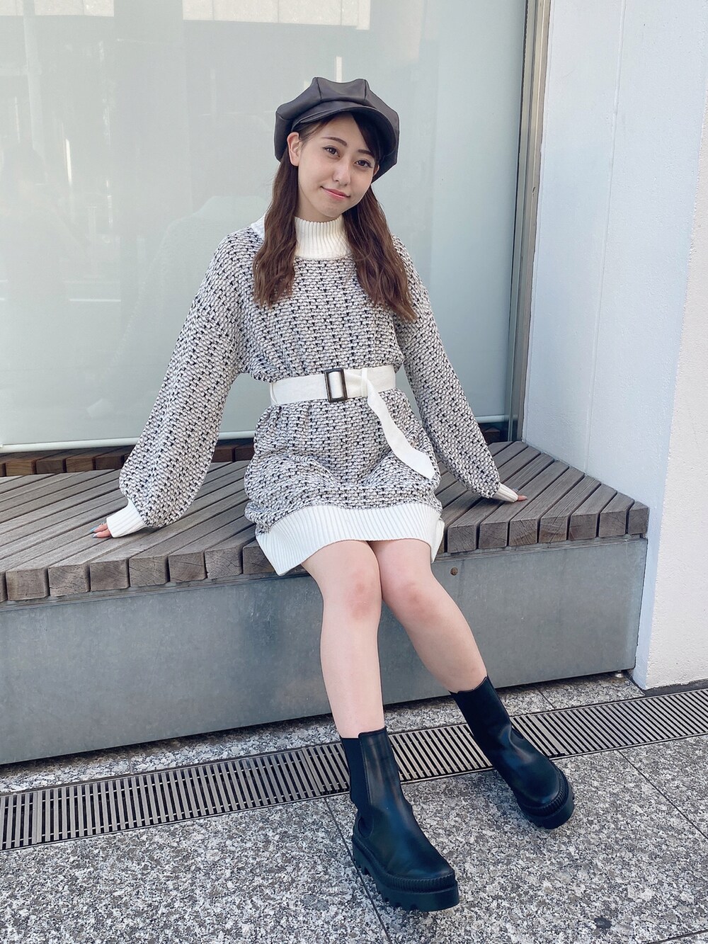 ブラック系のワンピースを着用したレディースの冬コーディネートの3枚目の写真