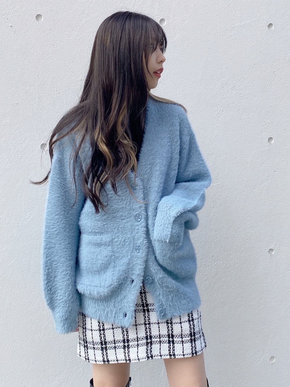 ホワイト系のスカート、ブルー系のカーディガン/ボレロを着用したレディースの冬コーディネートの4枚目の写真