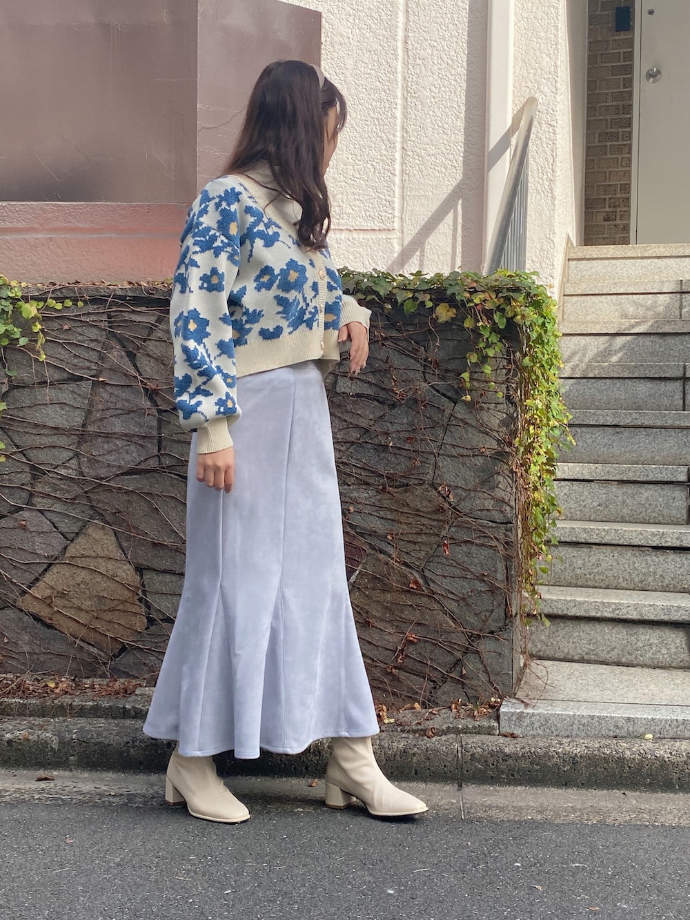 ブルー系のカーディガン/ボレロを着用したレディースの冬コーディネートの2枚目の写真