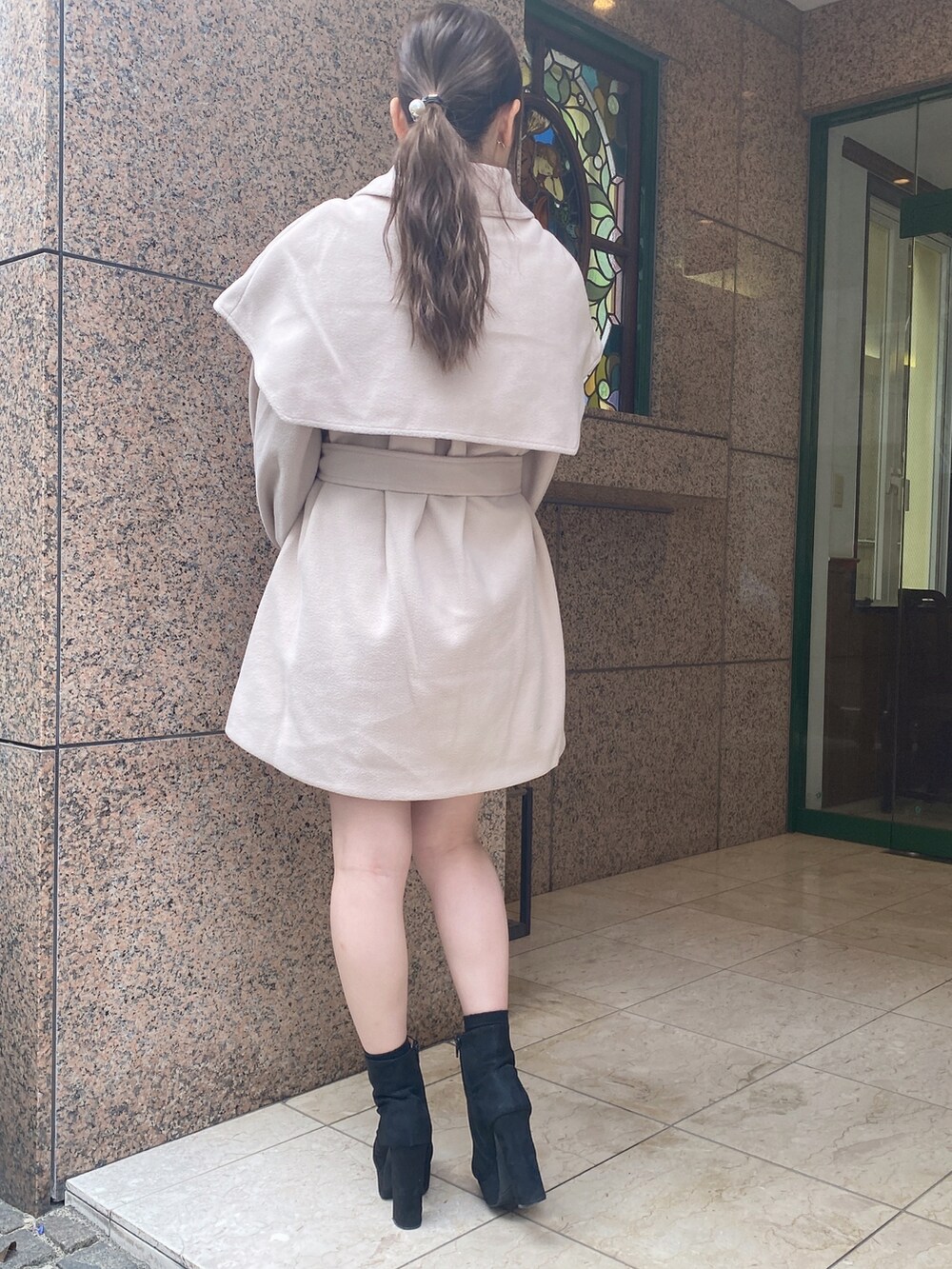 「あったかコーデ、シンプルスタイル、低身長コーデ、大人ガーリー、オトナカワイイ、アウターコーデ、ハーフコート、ケープ、クリスマス、デート、one way、ワンウェイ、PARKeast、abc une face」｜「abc une faceのケープ付きハーフコート（その他アウター、ベージュ系）」を使った、onewayさん（レディース・153cm）の冬コーディネートの5枚目の写真