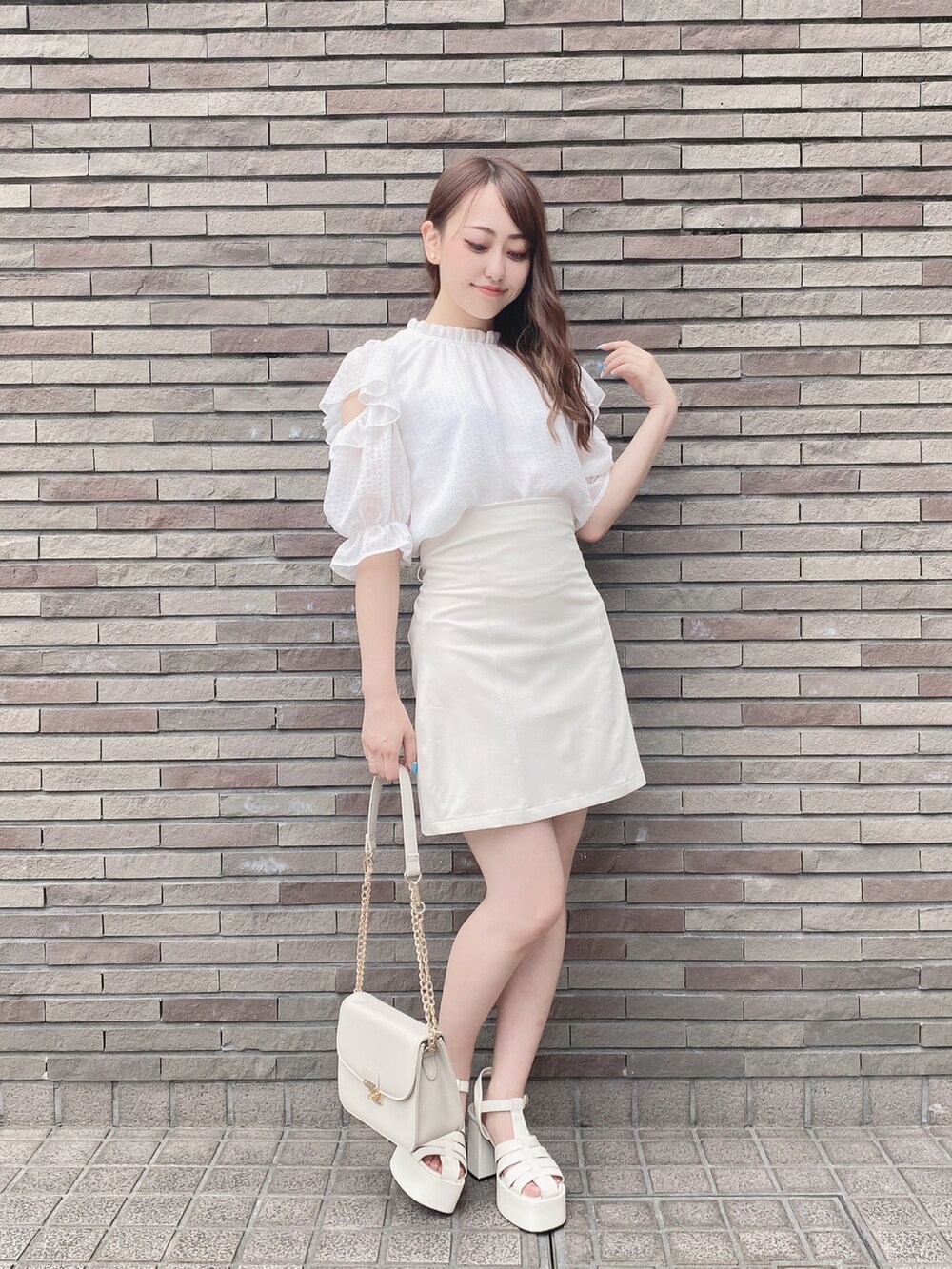 ホワイト系のシャツ/ブラウス、ホワイト系のスカート、ホワイト系のサンダルを着用したレディースの夏コーディネートの3枚目の写真
