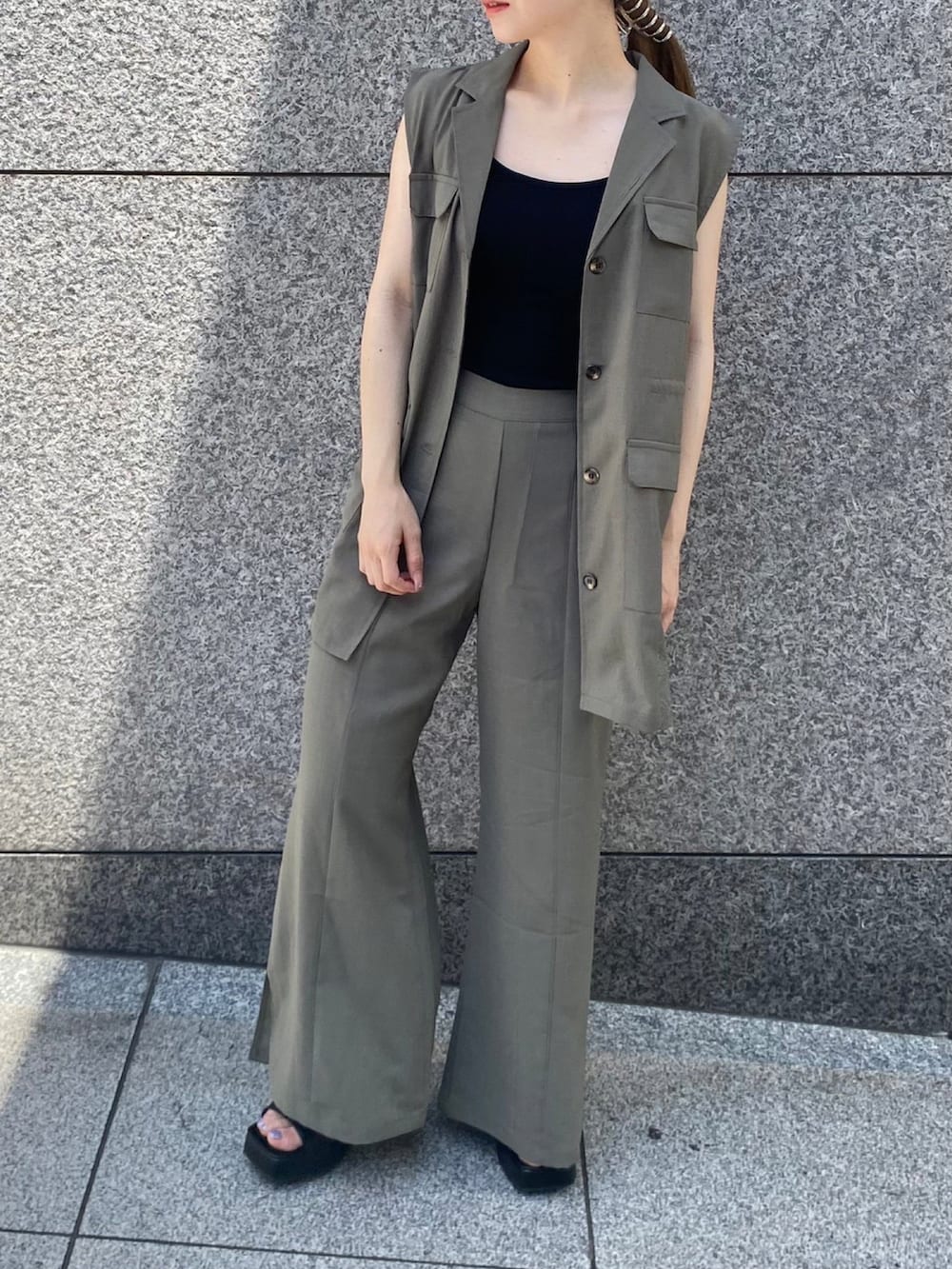グリーン系のその他パンツ、グリーン系のベストを着用したレディースの夏コーディネートの3枚目の写真