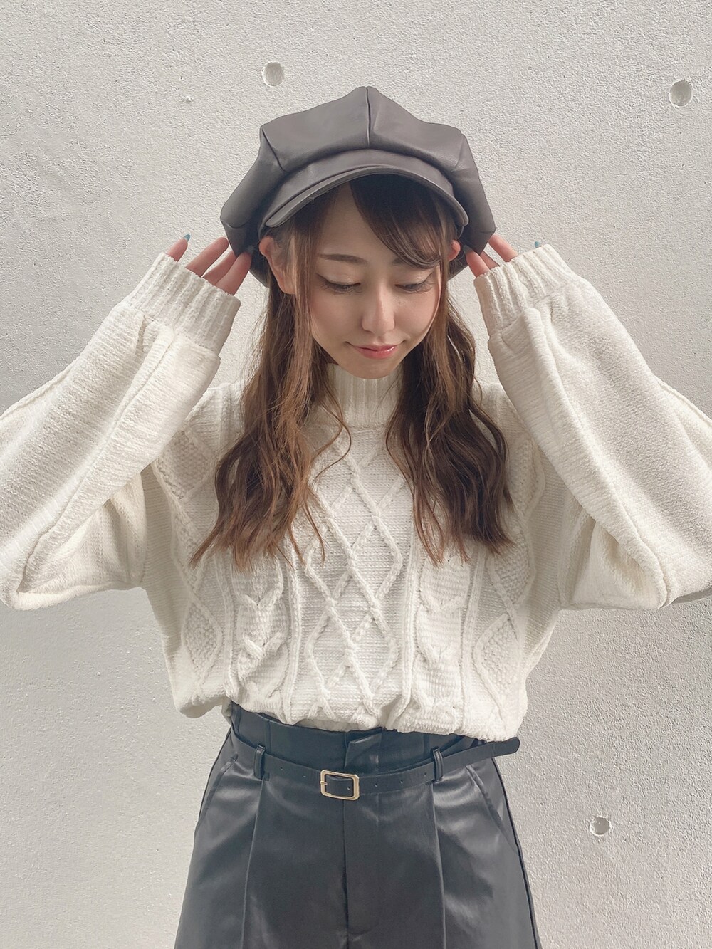 ホワイト系のニット/セーターを着用したレディースの秋コーディネートの4枚目の写真
