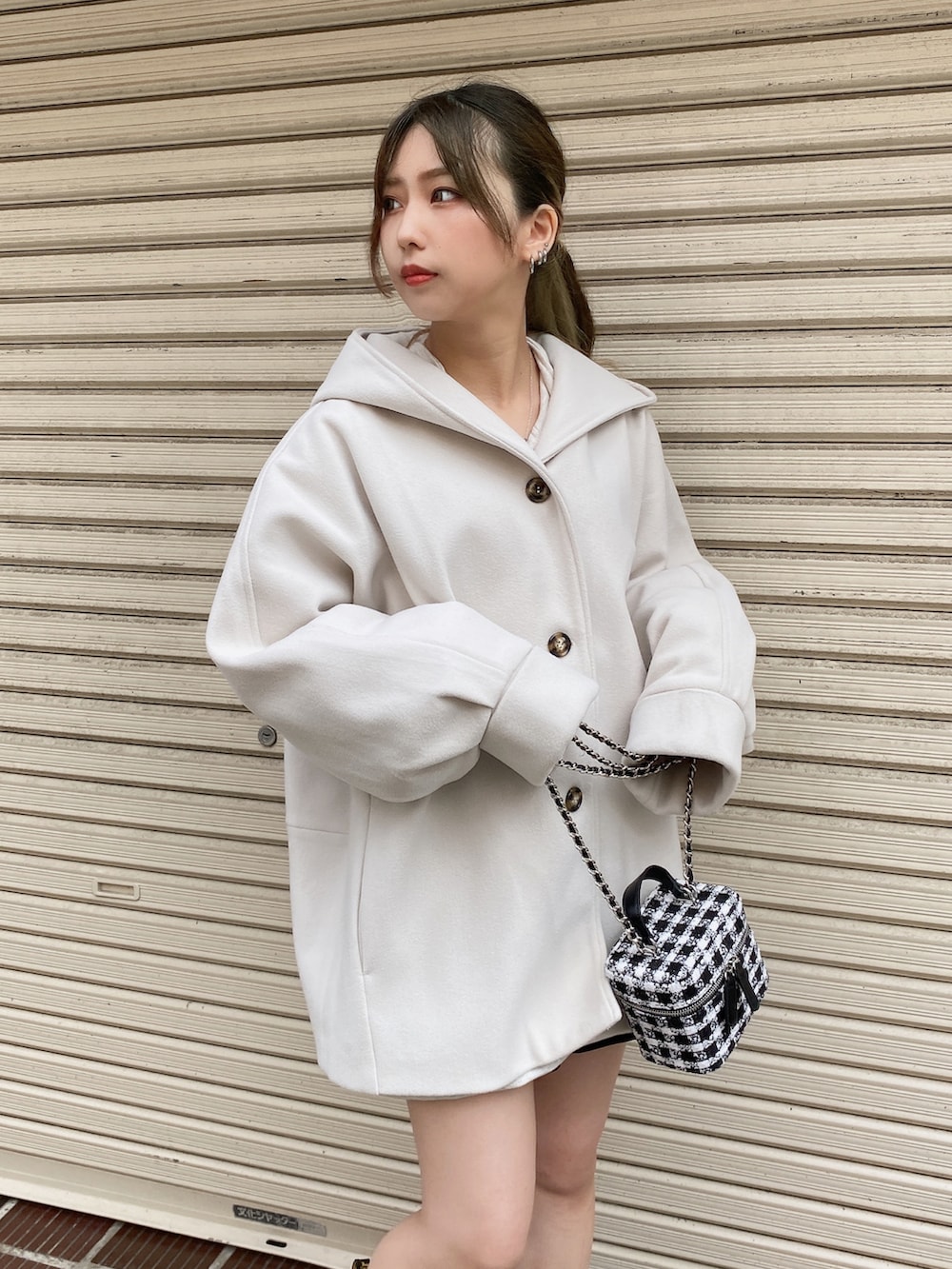 「秋服準備はじめました、大人女子、ビッグシルエット、アウター、ホワイト、ショートブーツ、オーバーサイズ、カジュアルスタイル、one way、ワンウェイ」｜「one wayのフード付きドルマンコート（その他アウター、ホワイト系）」を使った、onewayさん（レディース・156cm）の秋コーディネートの2枚目の写真