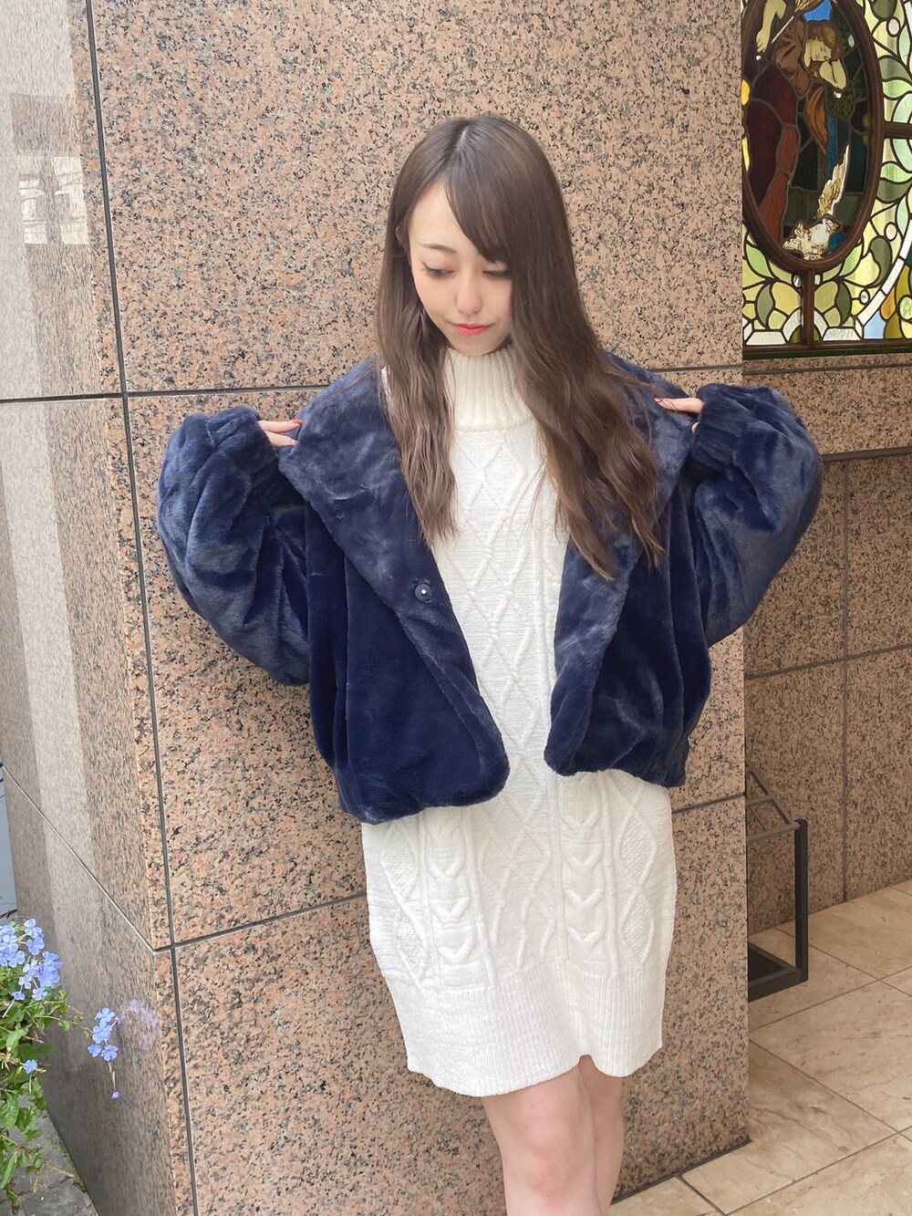 「あったかコーデ、シンプルスタイル、冬コーデ、休日スタイル、低身長女子、秋冬コーデ、モノトーン、ファーアウター、もこもこ、ニットワンピース、one way、ワンウェイ、PARKeast、TORTE、abc une face」｜「TORTEのモールケーブルニットワンピース（ワンピース、ホワイト系）」を使った、onewayさん（レディース・153cm）の冬コーディネートの3枚目の写真