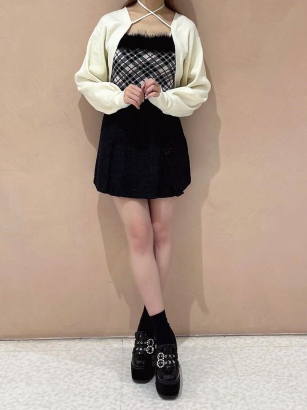 「秋コーデ、オトナカワイイ、大人ガーリー、ニットコーデ、参戦服、ミニスカート、カーディガン、チェック柄、低身長女子、ワンウェイ、one way、NOMAE」｜「NOMAEの【新色追加】ボレロセットファーチェックトップス（アンサンブル、ホワイト系）」を使った、onewayさん（骨格ストレート・レディース・158cm）の秋コーディネートの3枚目の写真