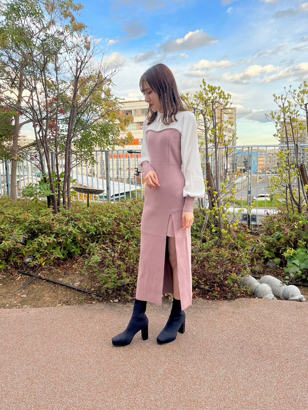 ピンク系のワンピースを着用したレディースの秋コーディネートの3枚目の写真