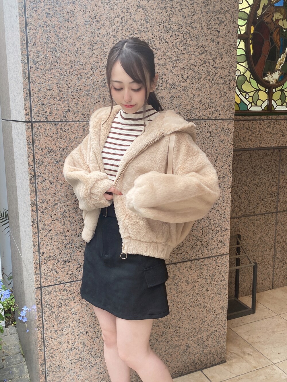 ブラウン系のブルゾンを着用したレディースの冬コーディネートの3枚目の写真