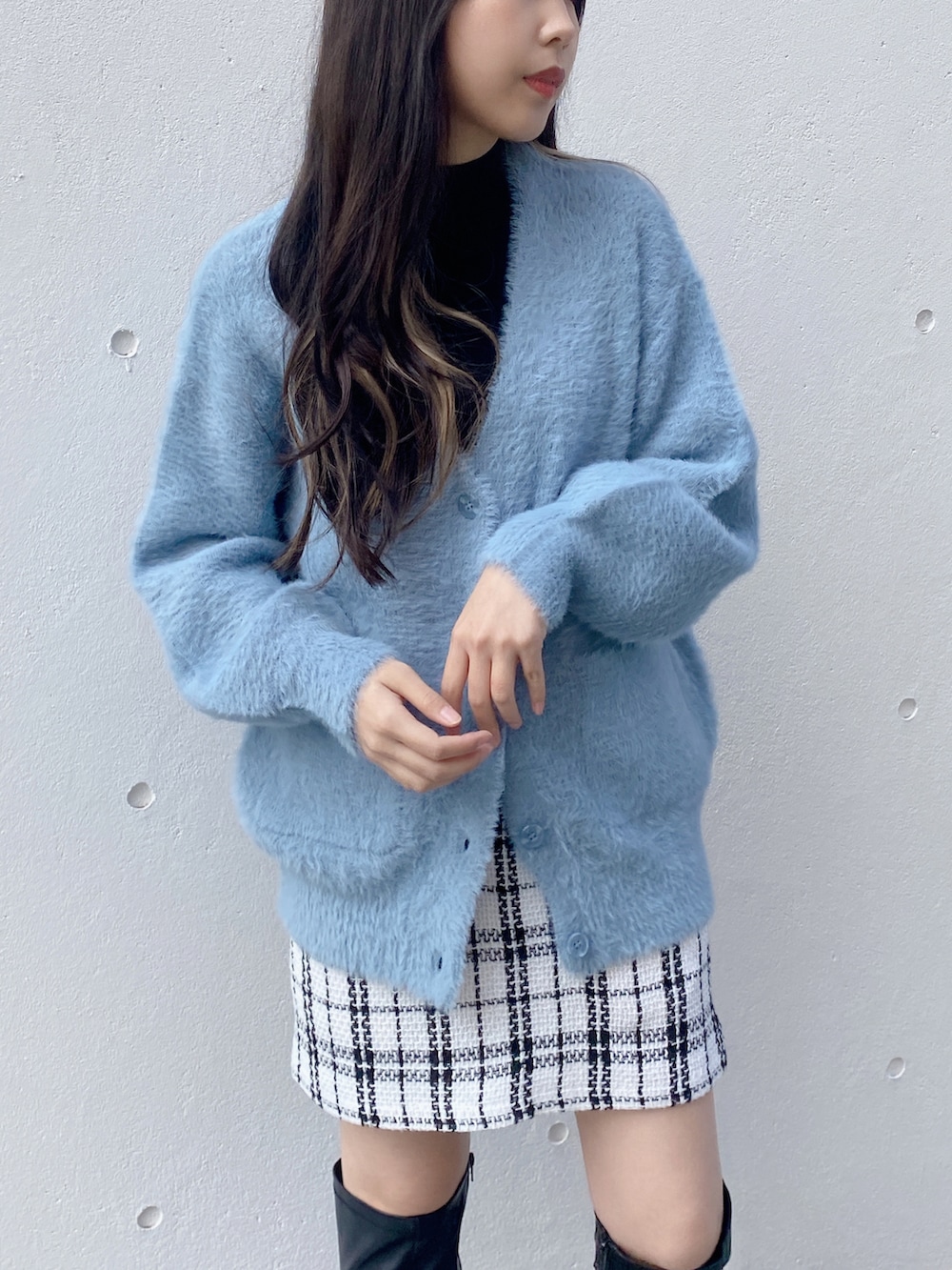 ホワイト系のスカート、ブルー系のカーディガン/ボレロを着用したレディースの冬コーディネートの5枚目の写真