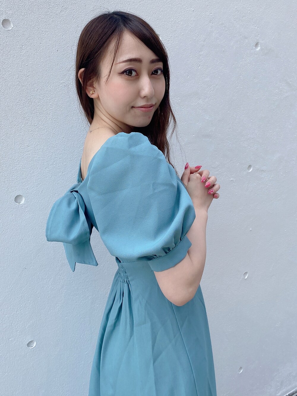 グリーン系のワンピース、ブラック系のサンダルを着用したレディースの夏コーディネートの4枚目の写真