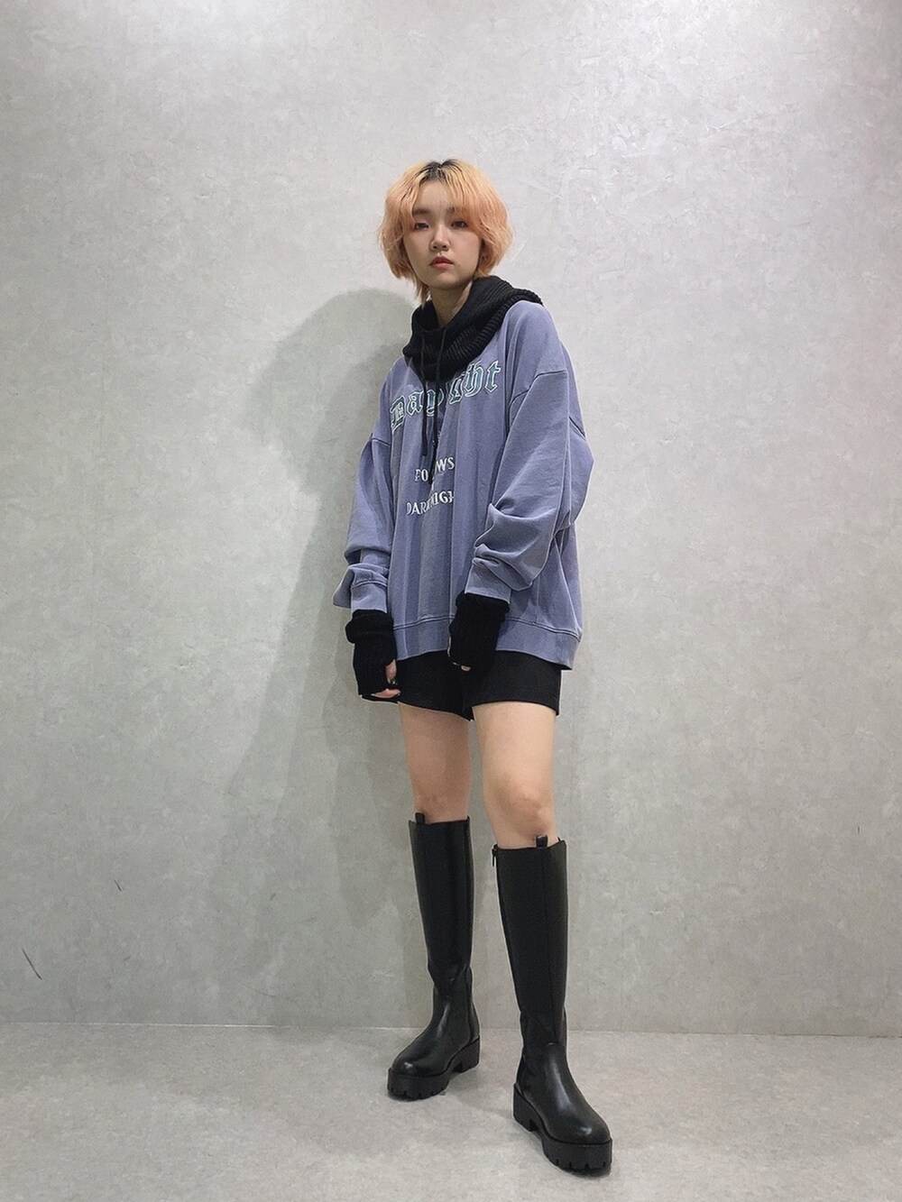 パープル系のスウェット、ブラック系のその他パンツ、ブラック系のネックウォーマー/スヌードを着用したレディースの秋コーディネートの3枚目の写真