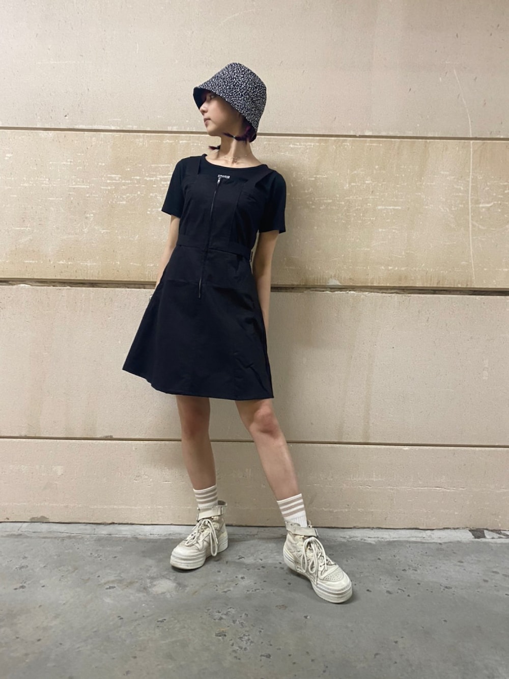 ブラック系のジャンパースカート、ブラック系のTシャツ/カットソーを着用したレディースの夏コーディネートの3枚目の写真