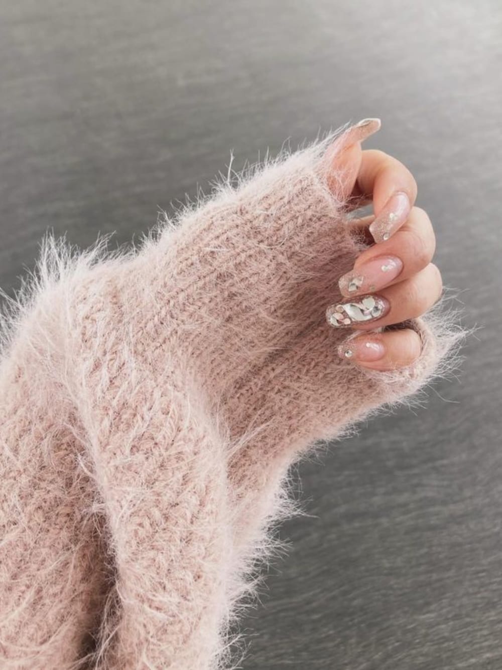 ピンク系のカーディガン/ボレロを着用したレディースの秋コーディネートの3枚目の写真