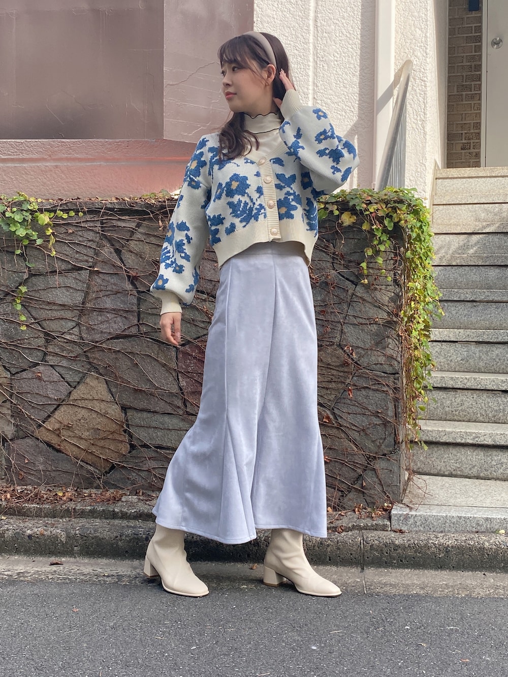 ブルー系のカーディガン/ボレロを着用したレディースの冬コーディネートの3枚目の写真