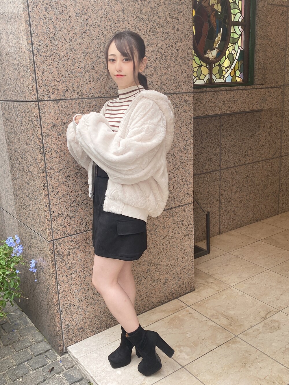 「大人カジュアル、冬コーデ、ビッグシルエット、シンプルコーデ、ゆったりコーデ、オトナカワイイ、低身長、もこもこ、モノトーンコーデ、MA-1、one way、ワンウェイ、PARKeast、abc une face」｜「abc une faceのリバーシブルMA-1（MA-1、ホワイト系）」を使った、onewayさん（レディース・153cm）の冬コーディネートの3枚目の写真