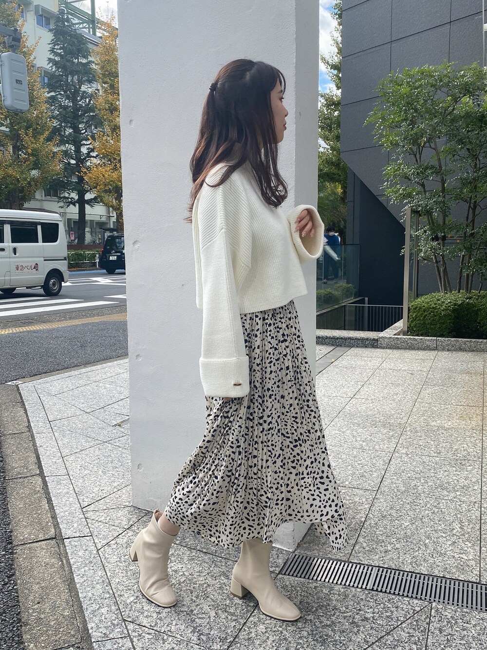 「シンプルスタイル、ホワイトコーデ、ワイドスリーブニット、プリーツスカート、ダルメシアン柄、春コーデ、大人カジュアル、カジュアルガーリー、one way、ワンウェイ、NOMAE」｜「NOMAEのヒョウ柄プリーツスカート（スカート、ホワイト系）」を使った、onewayさん（レディース・161cm）の冬コーディネートの4枚目の写真