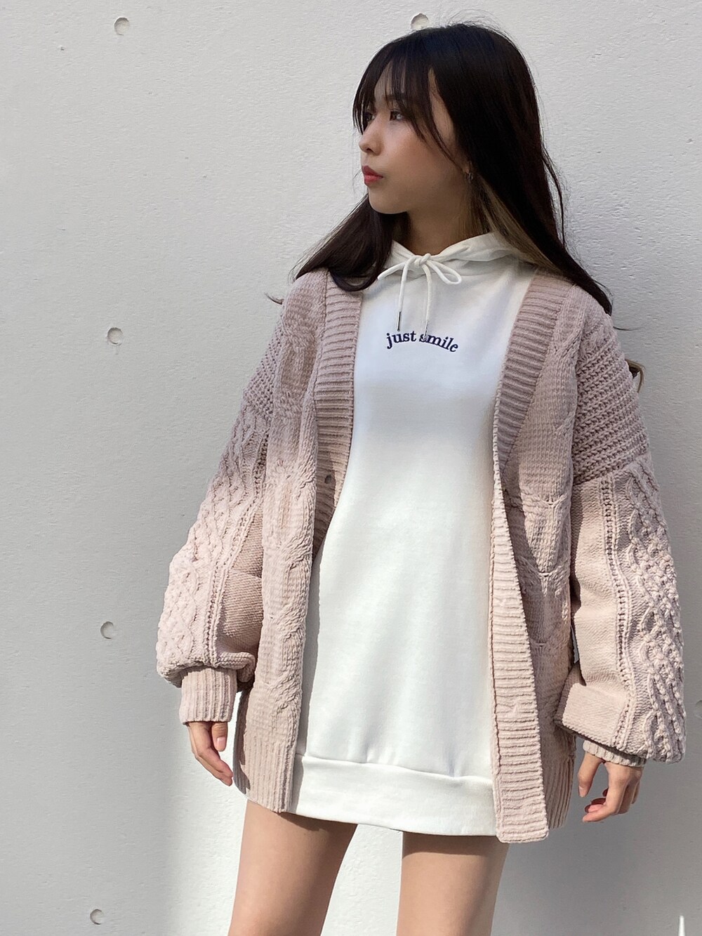 「シンプルスタイル、おでかけコーデ、ゆるコーデ、レイヤードスタイル、ニットカーディガン、パーカー、カジュアルコーデ、ラフコーデ、one way、ワンウェイ」｜「one wayのロゴBIGパーカー（スウェット、ホワイト系）」を使った、onewayさん（レディース・156cm）の冬コーディネートの5枚目の写真