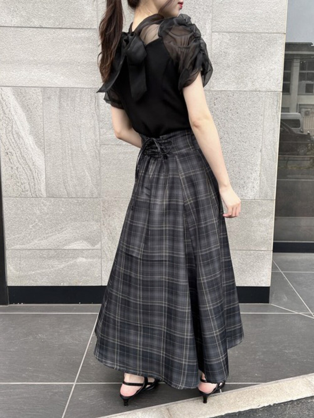 ブラック系のシャツ/ブラウス、グレー系のスカートを着用したレディースの夏コーディネートの3枚目の写真