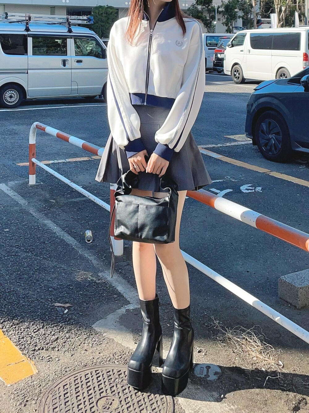 「春のおしゃ見えテクニック、休日スタイル、春服コーデ、カジュアルスタイル、トラックジャケット、ジャージ、学生コーデ、スポーツミックス、one way、ワンウェイ」｜「one wayのトラックジャケット（その他アウター、ホワイト系）」を使った、onewayさん（レディース・167cm）の春コーディネートの2枚目の写真