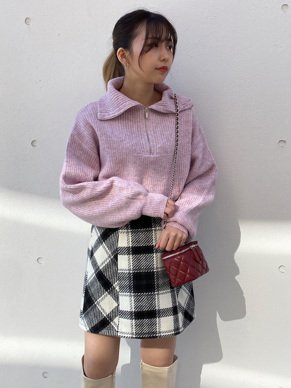 ピンク系のニット/セーター、ホワイト系のスカートを着用したレディースの冬コーディネートの3枚目の写真