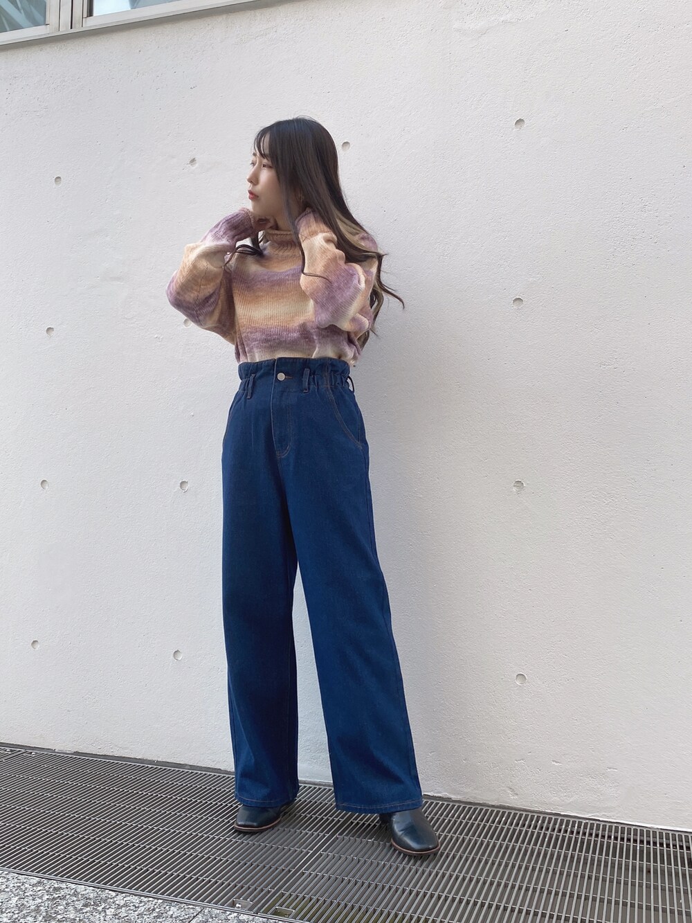 パープル系のニット/セーターを着用したレディースの冬コーディネートの3枚目の写真