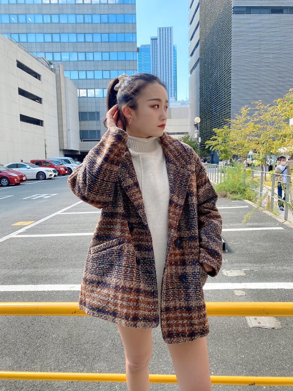 「クリスマスに着たい服、オトナカジュアル、秋冬コーデ、ブーツスタイル、ジャケット、ビッグシルエット、オーバーサイズ、one way、ワンウェイ」｜「one wayのチェックテーラーBIGジャケット（テーラードジャケット、ブラウン系）」を使った、onewayさん（レディース・158cm）の冬コーディネートの4枚目の写真