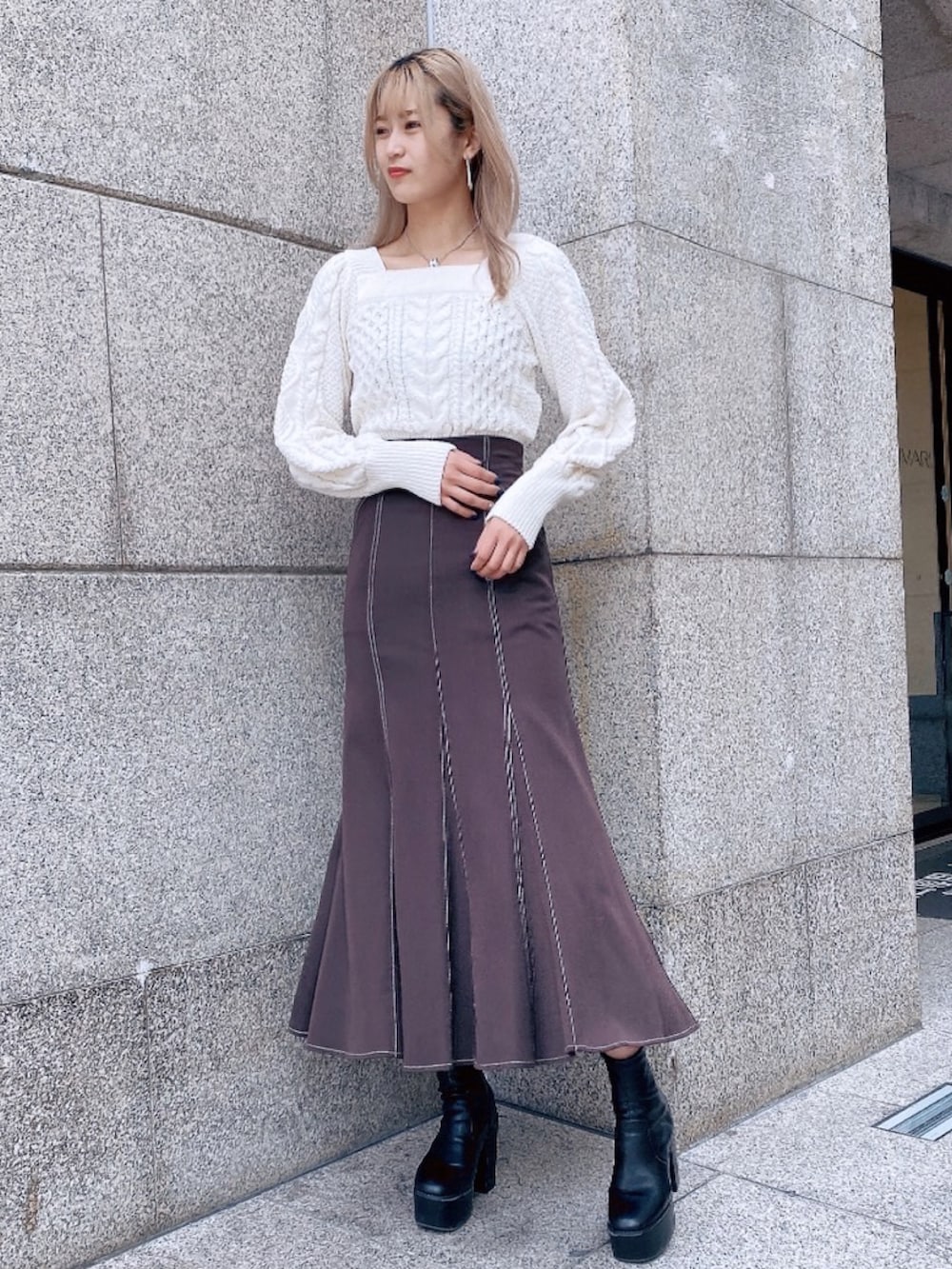 ホワイト系のニット/セーター、ブラウン系のスカートを着用したレディースの秋コーディネートの3枚目の写真