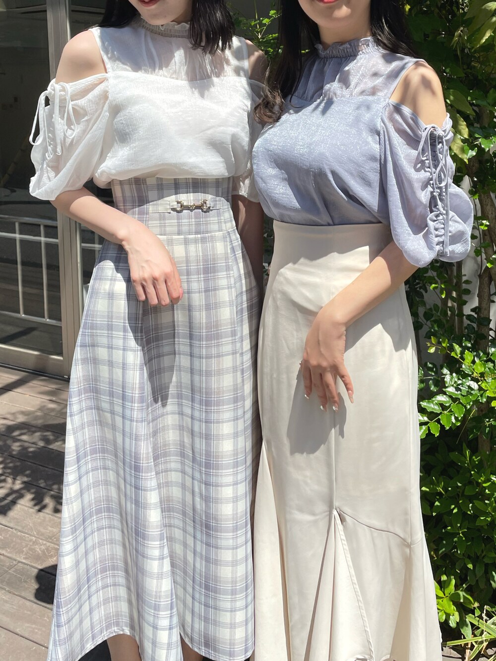 「お出かけコーデ、春夏コーデ、大人かわいい、カラーコーデ、ワントーンコーデ、シアートップス、初夏コーデ、大人ガーリー、キレイめコーデ、オープンショルダー、肌見せ、NOMAE、one way、ワンウェイ」｜「one wayザッカのベルト付ポインテッドヒール（パンプス、ホワイト系）」を使った、onewayさん（レディース・160cm）の春コーディネートの2枚目の写真