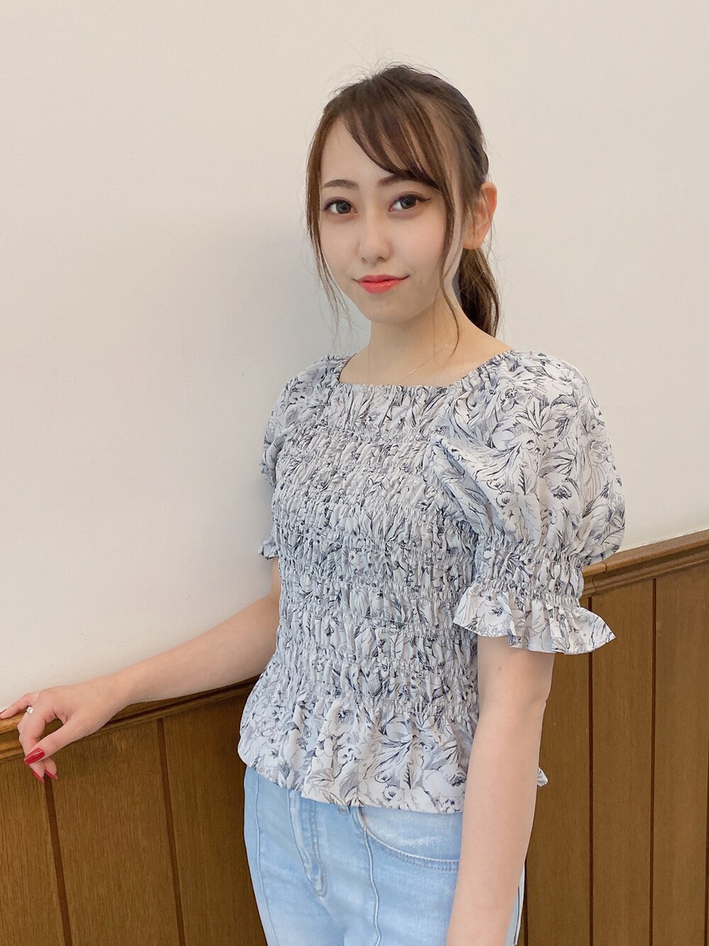 グレー系のシャツ/ブラウス、ブルー系のデニムパンツを着用したレディースの夏コーディネートの3枚目の写真