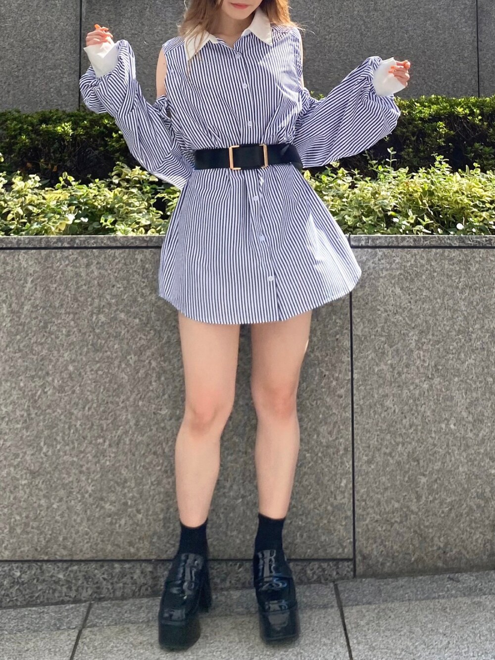 ブルー系のシャツ/ブラウスを着用したレディースの秋コーディネートの3枚目の写真