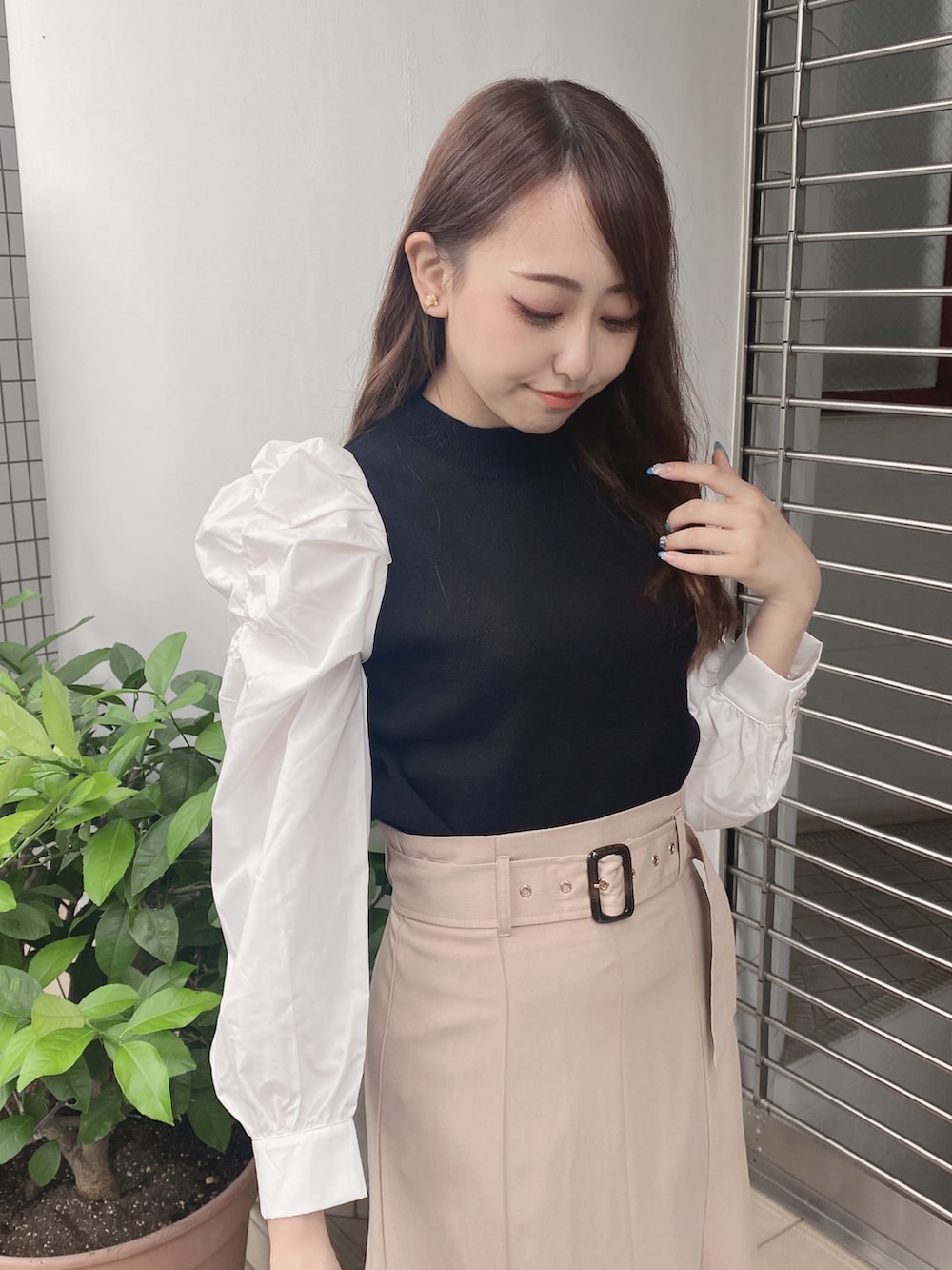 ベージュ系のスカートを着用したレディースの夏コーディネートの3枚目の写真