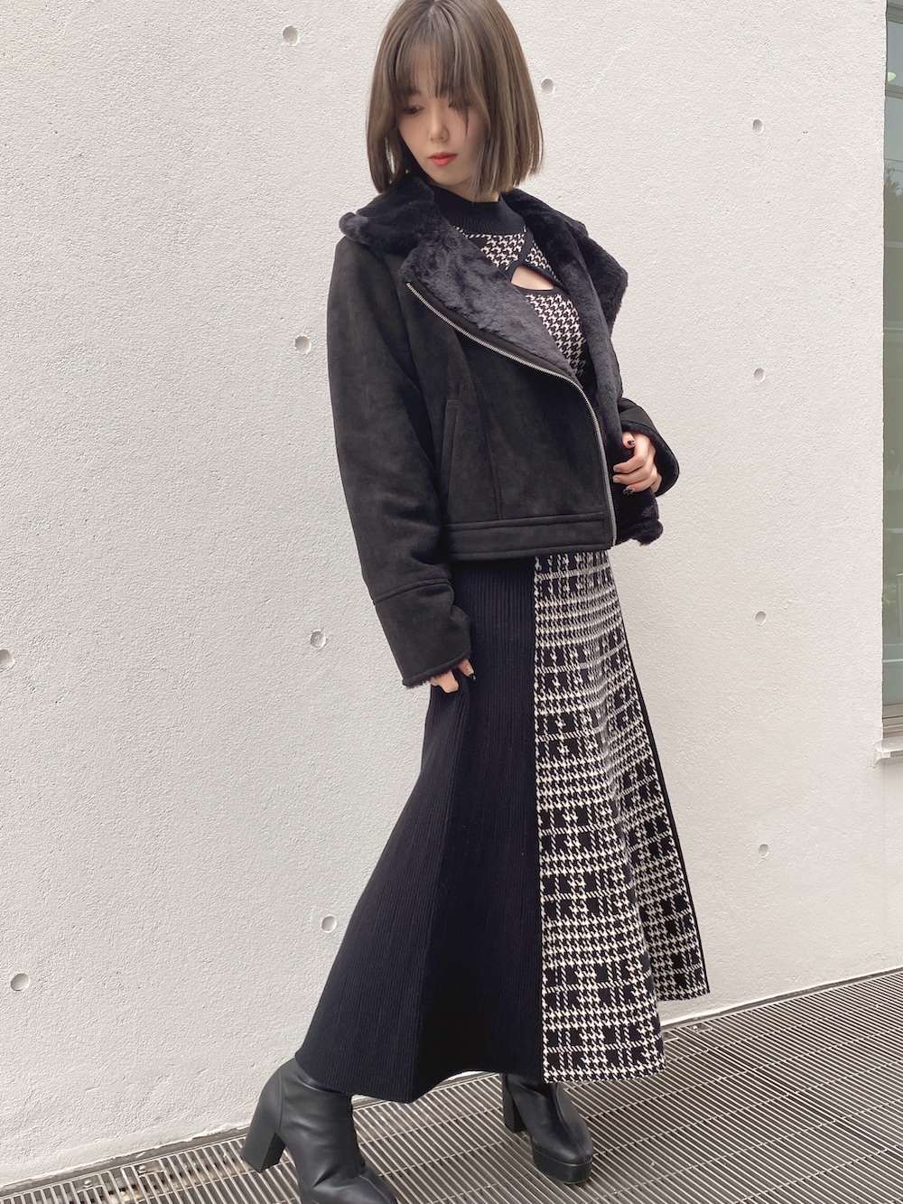 「秋冬コーデ、ブラック、ブラックコーデ、ロングワンピース、ライダース、大人女子、モテコーデ、デートコーデ、ワンピース、クリスマス、one way、ワンウェイ、NOMAE」｜「NOMAEのフェイクムートンライダース（ライダースジャケット、ブラック系）」を使った、onewayさん（レディース・156cm）の秋コーディネートの2枚目の写真