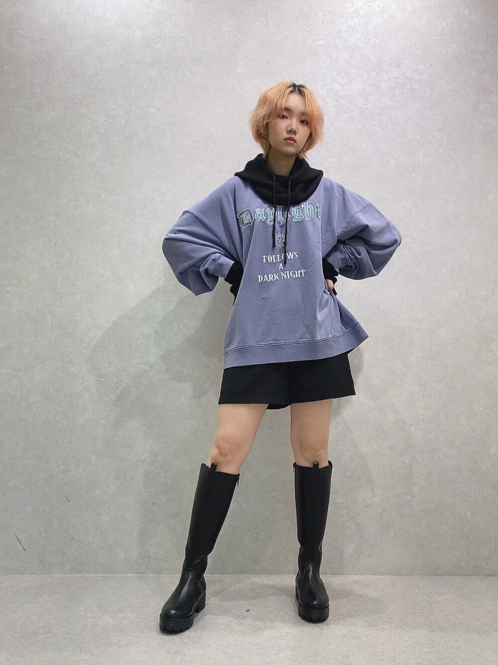 パープル系のスウェット、ブラック系のその他パンツ、ブラック系のネックウォーマー/スヌードを着用したレディースの秋コーディネートの2枚目の写真