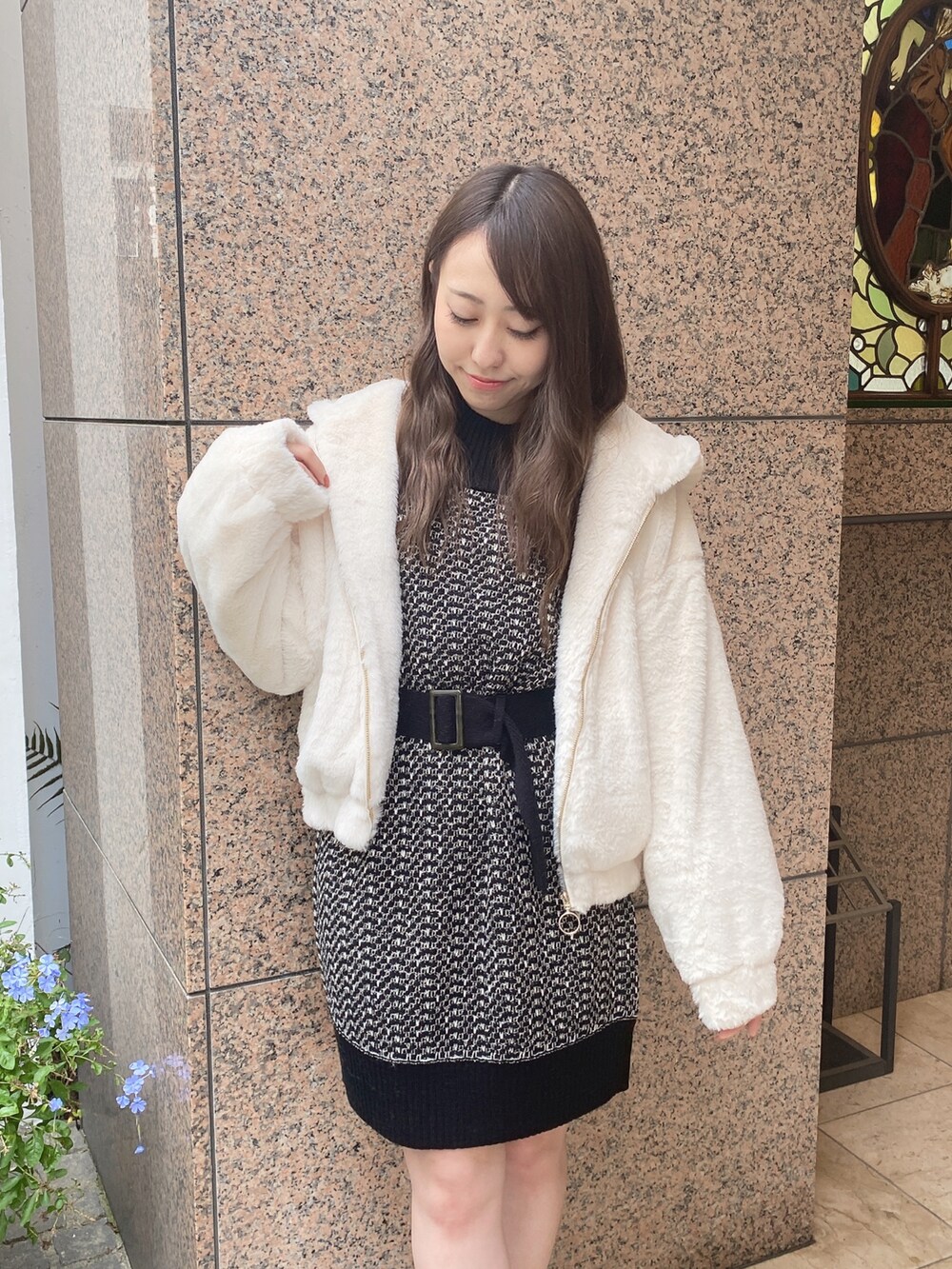 「シンプル、秋冬、クリスマスに着たい服、モノトーン、ガーリーコーデ、ガーリーカジュアル、もこもこ、モコモコアウター、ニットワンピース、ファーアウター、one way、ワンウェイ、PARKeast、TORTE、低身長女子」｜「TORTEのボリュームファーフードブルゾン（ブルゾン、ホワイト系）」を使った、onewayさん（レディース・153cm）の冬コーディネートの2枚目の写真