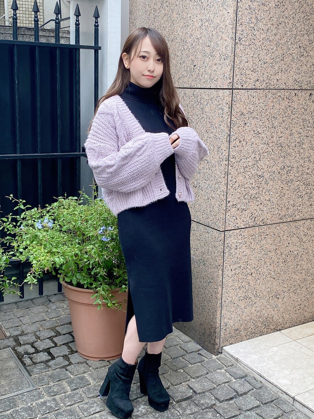 パープル系のカーディガン/ボレロを着用したレディースの秋コーディネートの2枚目の写真