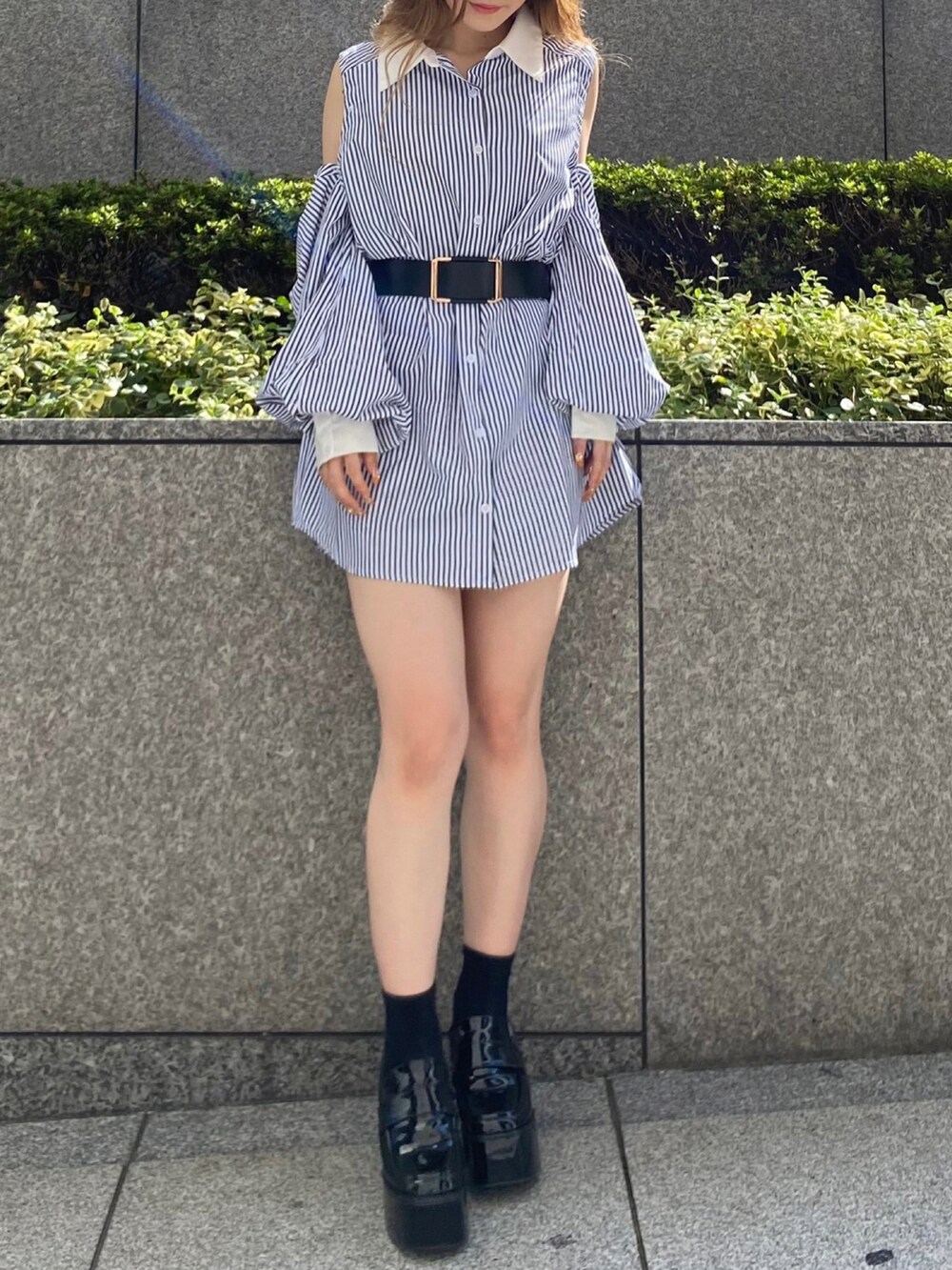 ブルー系のシャツ/ブラウスを着用したレディースの秋コーディネートの2枚目の写真