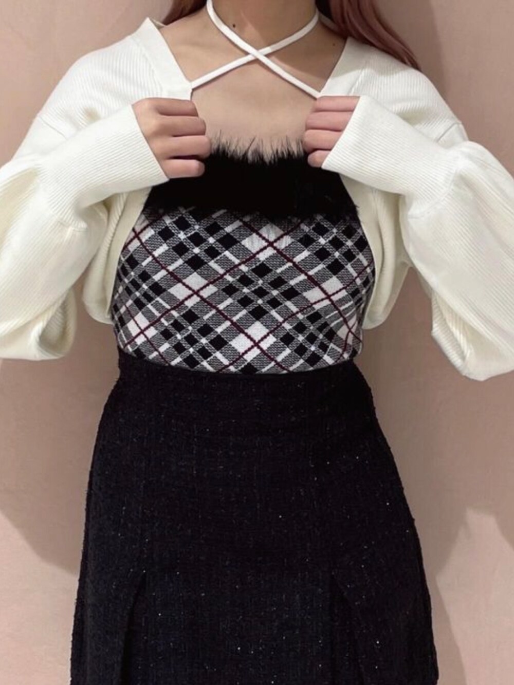 「秋コーデ、オトナカワイイ、大人ガーリー、ニットコーデ、参戦服、ミニスカート、カーディガン、チェック柄、低身長女子、ワンウェイ、one way、NOMAE」｜「NOMAEの【新色追加】ボレロセットファーチェックトップス（アンサンブル、ホワイト系）」を使った、onewayさん（骨格ストレート・レディース・158cm）の秋コーディネートの5枚目の写真