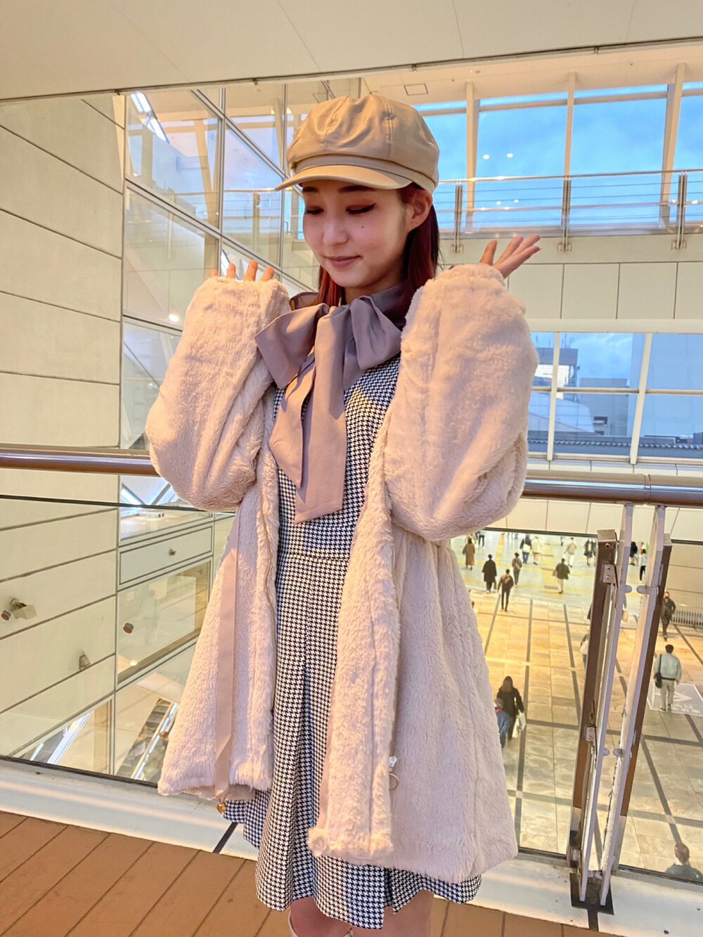 「休日コーデ、秋冬、大人ガーリー、ロングブーツ、ジャンスカ、もこもこ、モコモコアウター、参戦服、推し色コーデ、ピンク、one way、ワンウェイ、PARKeast、TORTE、abc une face」｜「abc une faceのボックスプリーツミニジャンスカ（ワンピース、ホワイト系）」を使った、onewayさん（レディース・164cm）の冬コーディネートの3枚目の写真