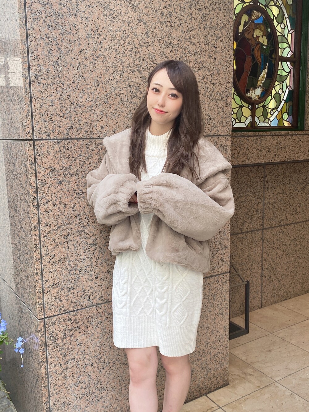 「もこもこ、モコモコアウター、ニットワンピース、ファー、デート、お出かけコーデ、あざとかわいい、秋冬コーデ、低身長女子、低身長コーデ、one way、ワンウェイ、PARKeast、TORTE、abc une face」｜「TORTEのモールケーブルニットワンピース（ワンピース、ホワイト系）」を使った、onewayさん（レディース・153cm）の冬コーディネートの3枚目の写真
