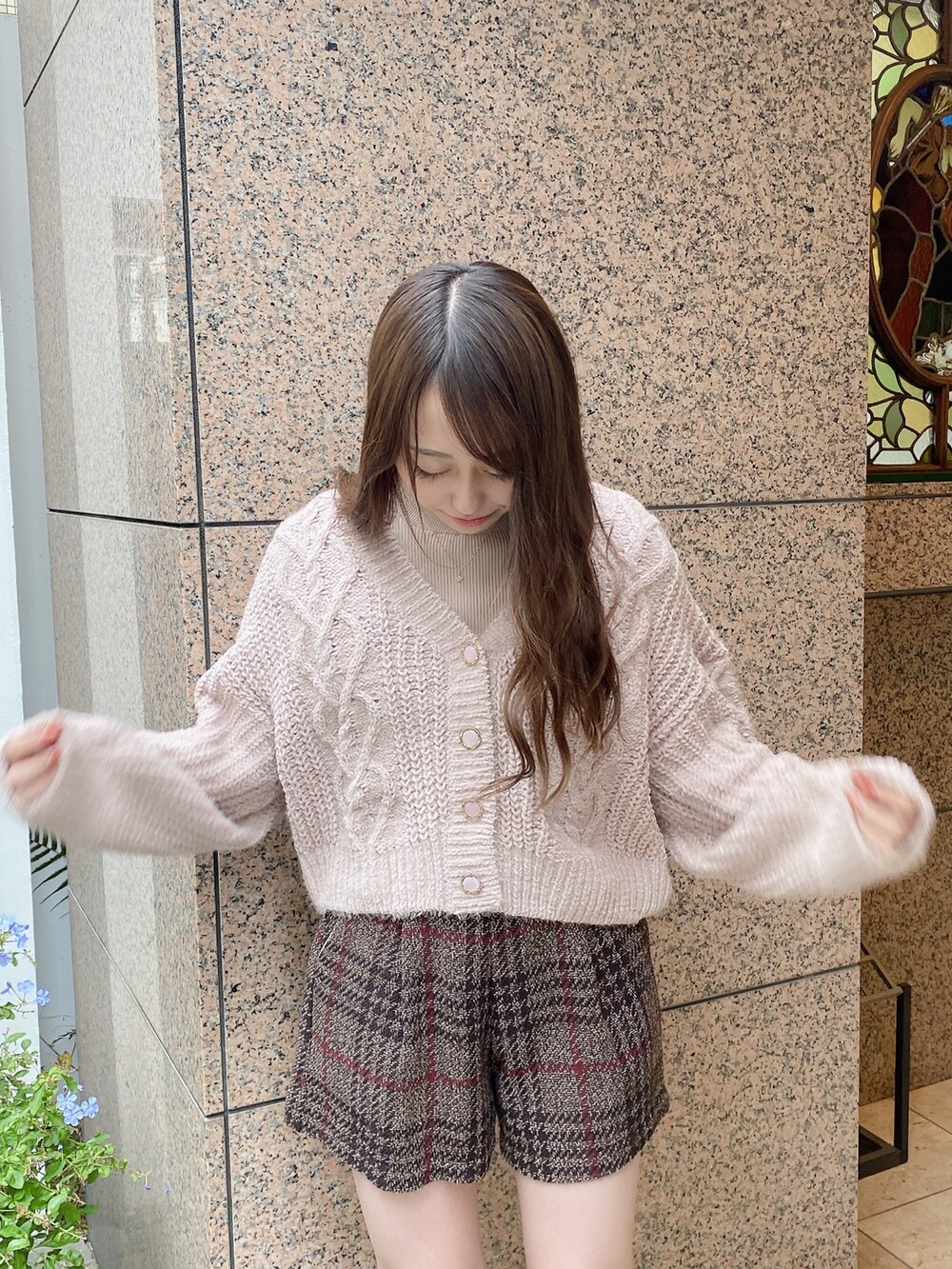 ピンク系のカーディガン/ボレロを着用したレディースの冬コーディネートの3枚目の写真