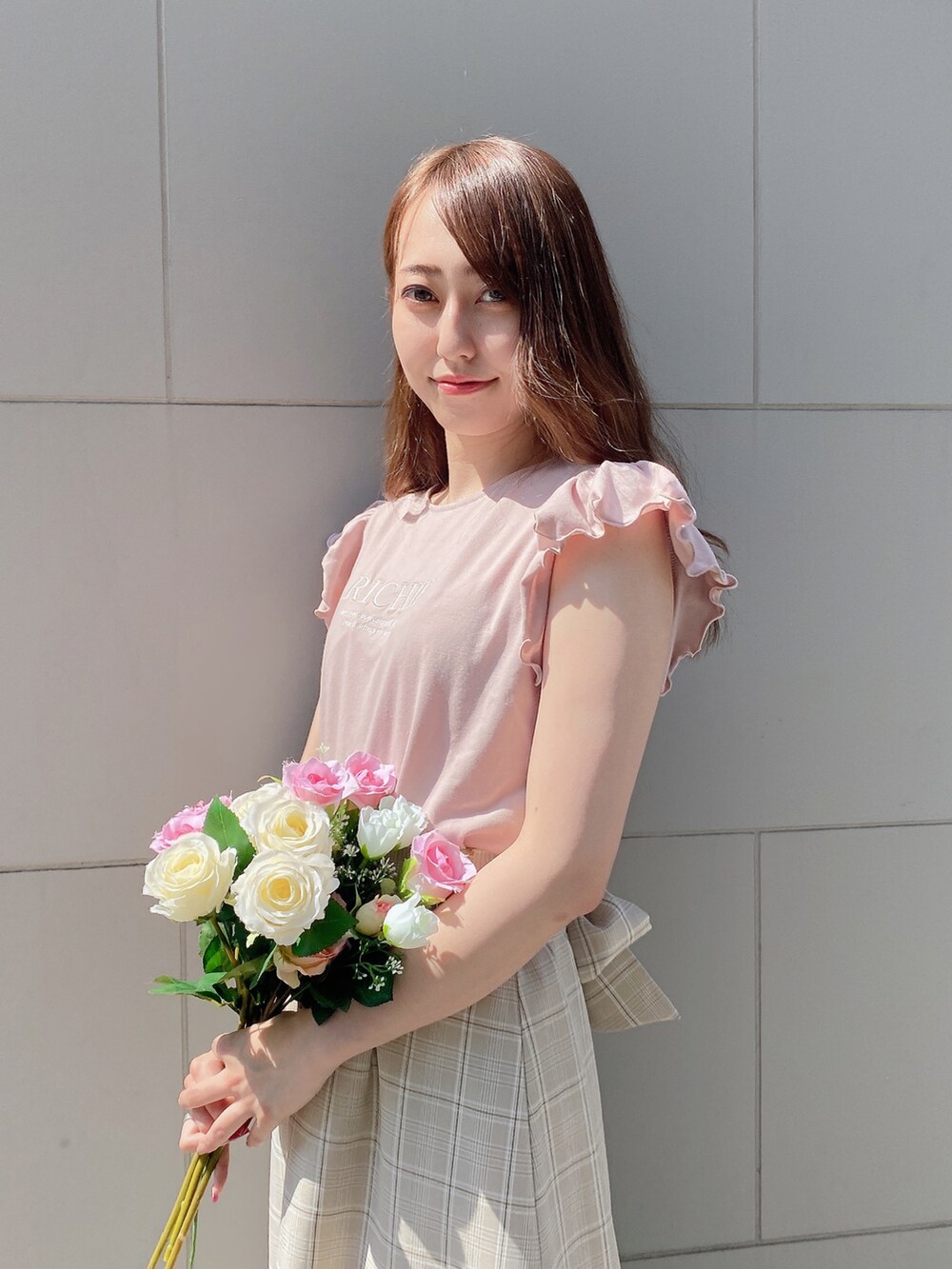 ピンク系のTシャツ/カットソーを着用したレディースの夏コーディネートの4枚目の写真