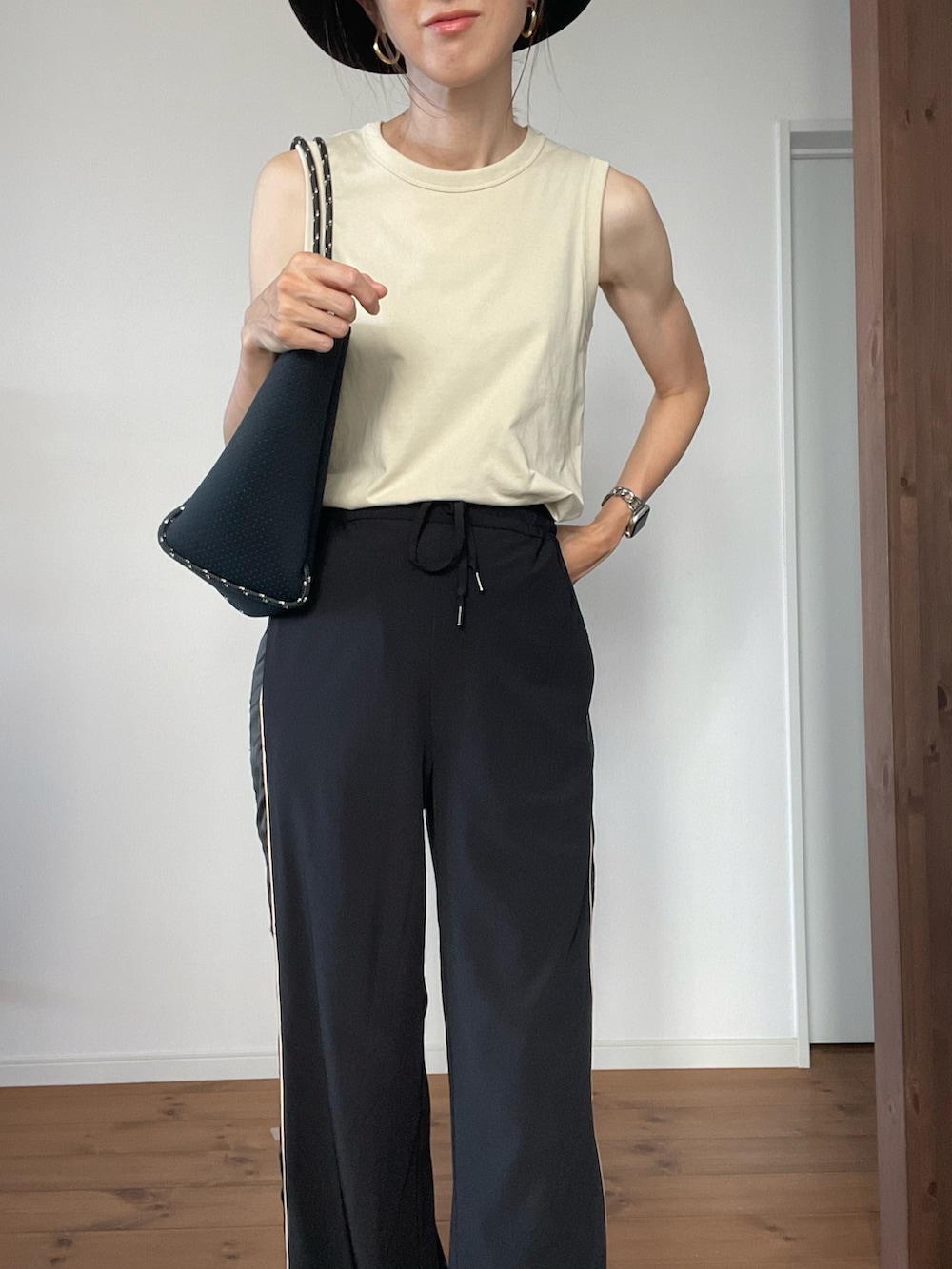 「真夏のアクティブスタイル、シンプルコーデ、ラクチンコーデ、大人コーデ、パンツスタイル、ラフコーデ、ラフ、バケットハット、バケハ、ニューエラ、高身長コーデ、高身長女子、旅行コーデ、海コーデ、タンクトップ」｜「HEREIAMの【HEREIAM】ラウンジドレスパンツ（その他パンツ、ブラック系）」を使った、mikiさん（レディース・174cm）の夏コーディネートの2枚目の写真