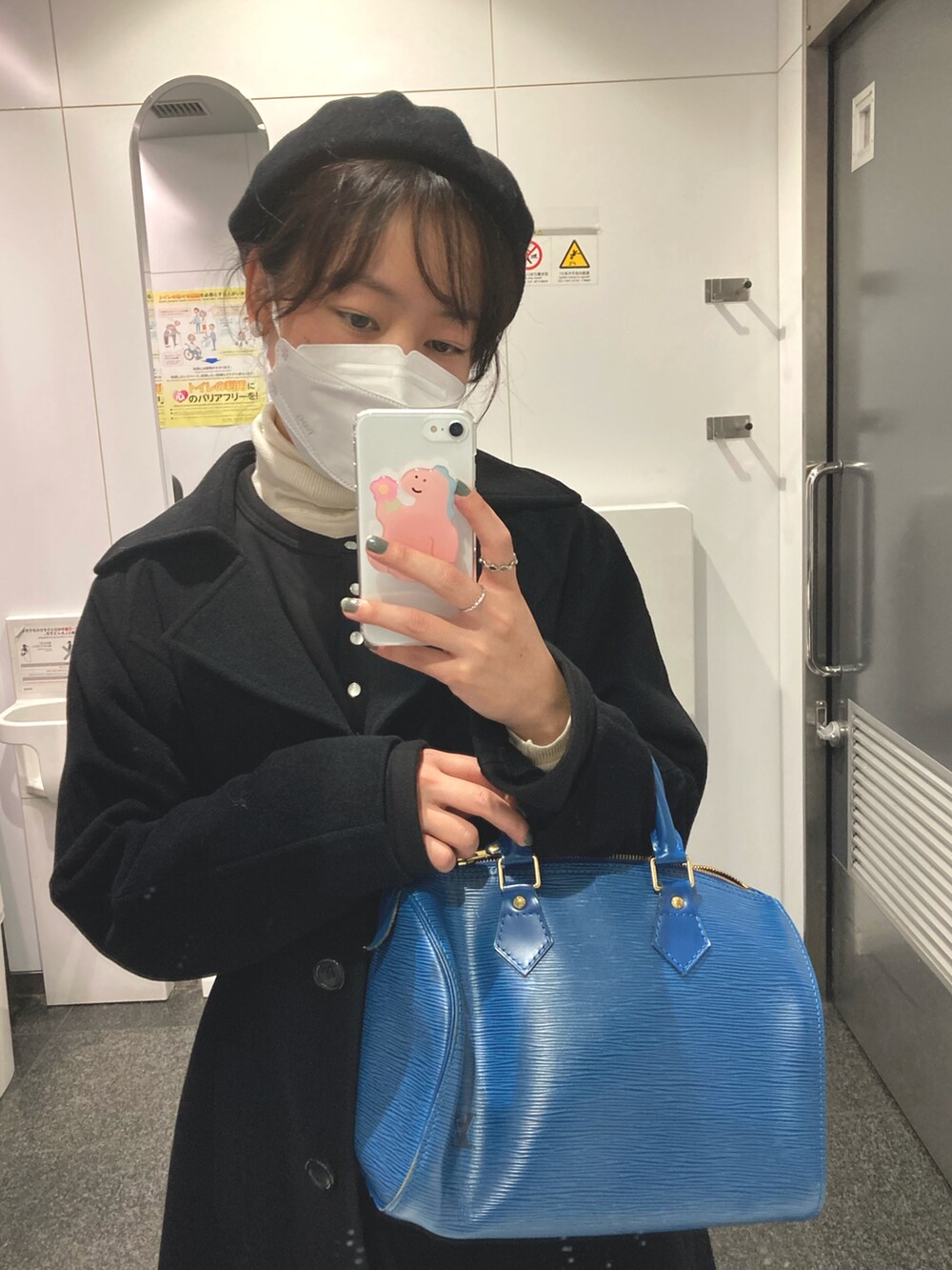 ブルー系のボストンバッグ、ブラック系のジャケット/アウター、ホワイト系のチューブトップを着用したレディースの秋コーディネートの2枚目の写真