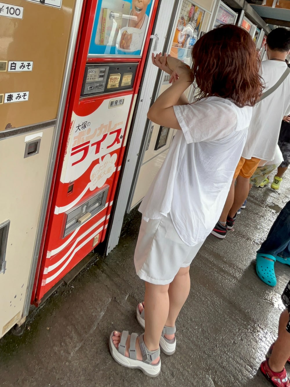 ブラック系のショルダーバッグ、ブラウン系のタンクトップ、ホワイト系のその他パンツを着用したレディースの秋コーディネートの2枚目の写真