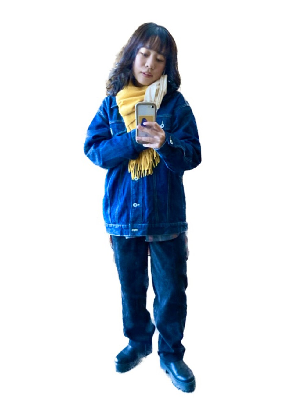 ブルー系のデニムジャケット、ブラック系のその他パンツを着用したレディースの冬コーディネートの2枚目の写真